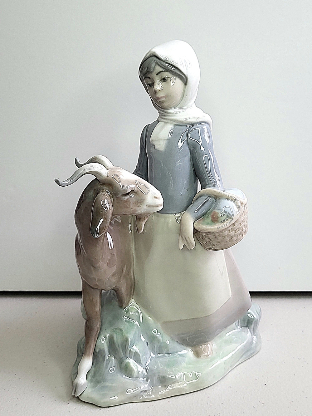 Lladro Little Girl With Goat Item #4812 By Fulugencio Garcia Retired 1987